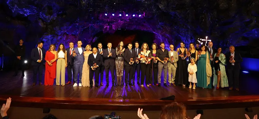 Foto de familia de los premiados Abora.