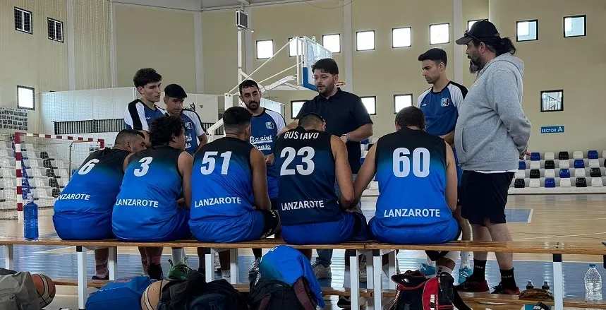 Jugadores del Tizziri Tinajo recibiendo indicaciones.