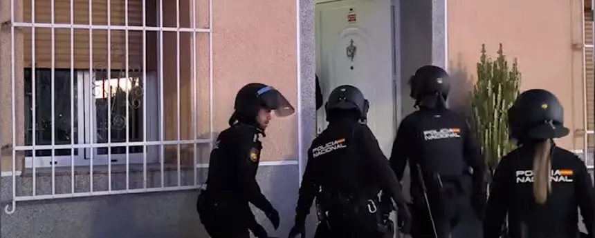Policia Nacional durante la operación para desarticular una organización criminal que facilitaba documentación falsa a menores migrantes.