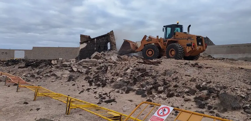 Trabajos de retirada del muro en el Islote del Francés, realizado por personal y maquinaria de la Concejalía de Obras Públicas del Ayuntamiento de Arrecife 