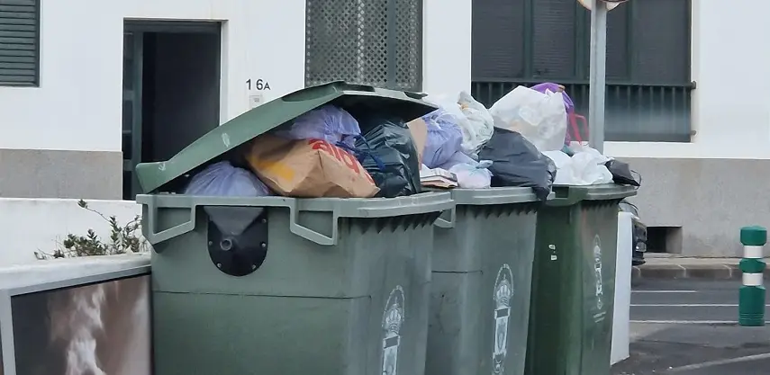 Imagen de contenedores de basura de San Bartolomé llenos.