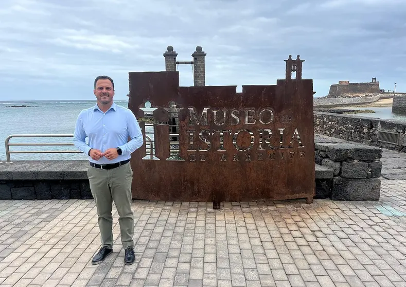 Yonathan de León junto al Puente de las Bolas.