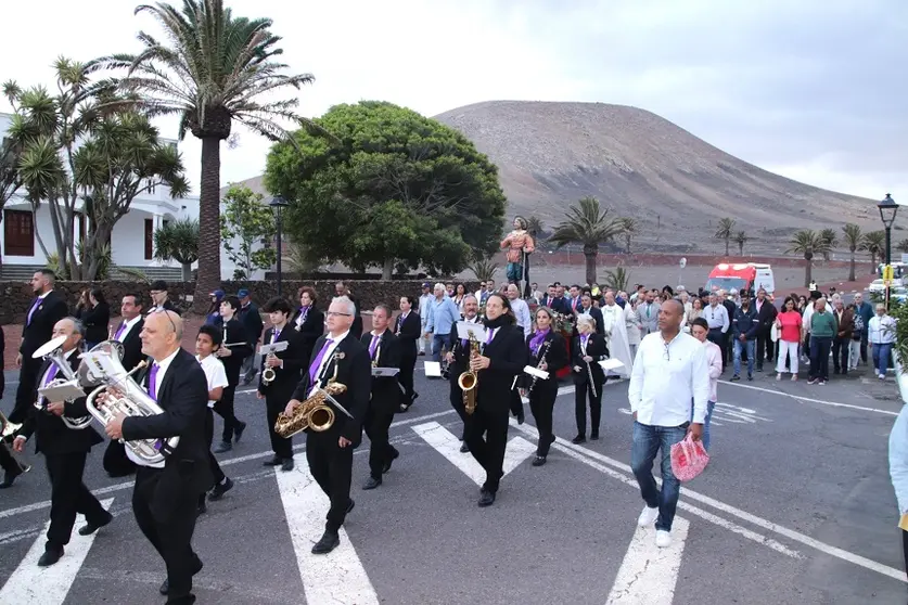 Procesión de las fiestas de San Isidro en Uga.