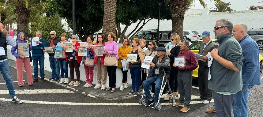 Vecinos de los Ancones durante sus protestas en Teguise.