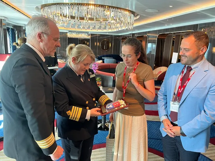 Yonathan de León visita el Queen Anne en su primera visita a Arrecife,en su viaje inaugural