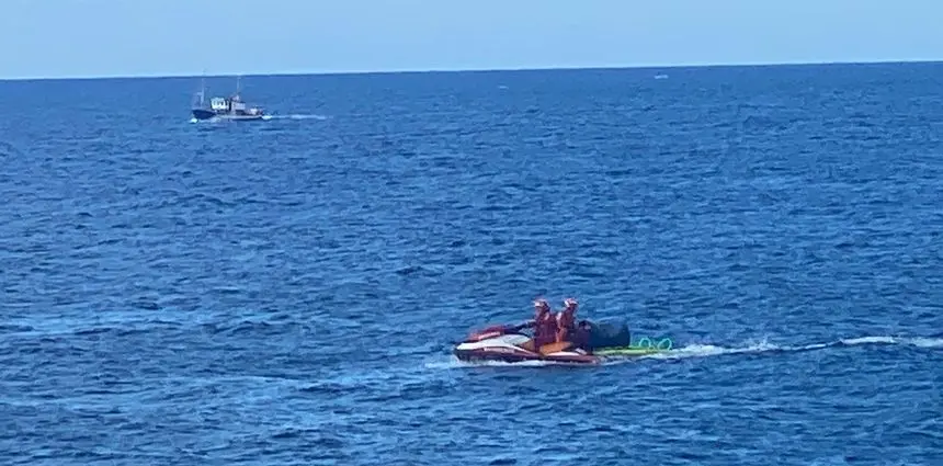 Los bomberos buscando el objeto sin identificar en El Jablillo.
