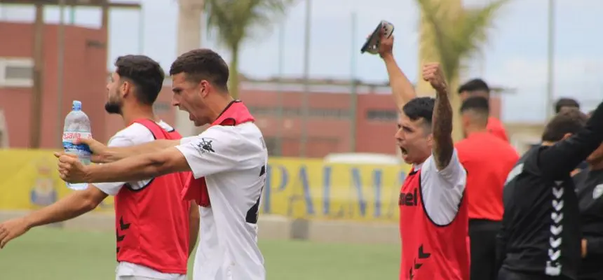 Los jugadores del Yaiza celebrando la importante victoria