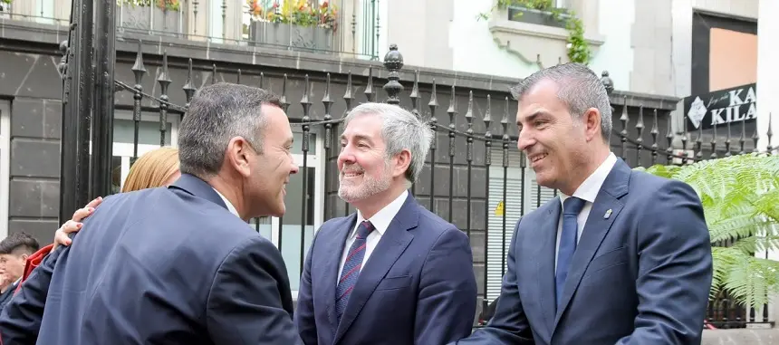 Manuel Domínguez saludando a Oswaldo Betancort en presencia de Fernando Clavijo. 