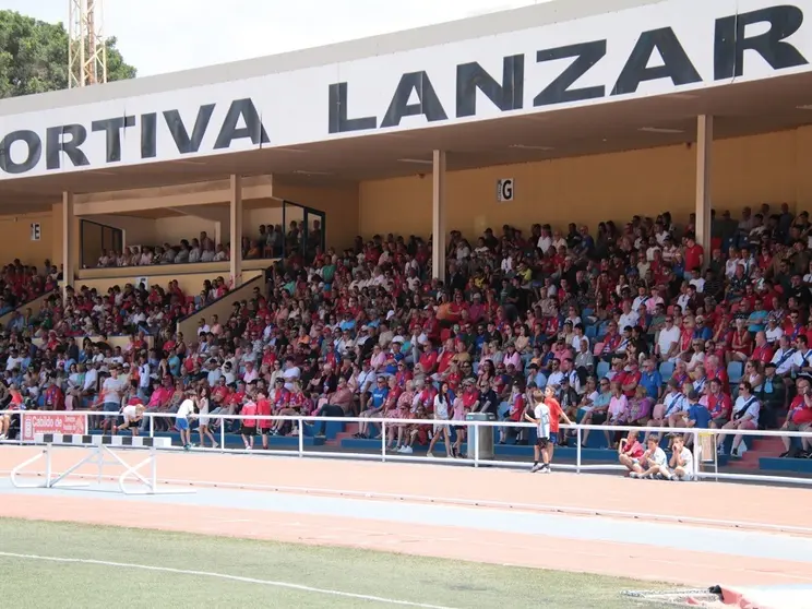 Grada de la Ciudad Deportiva de Lanzarote llena de aficionados de la UD Lanzarote.