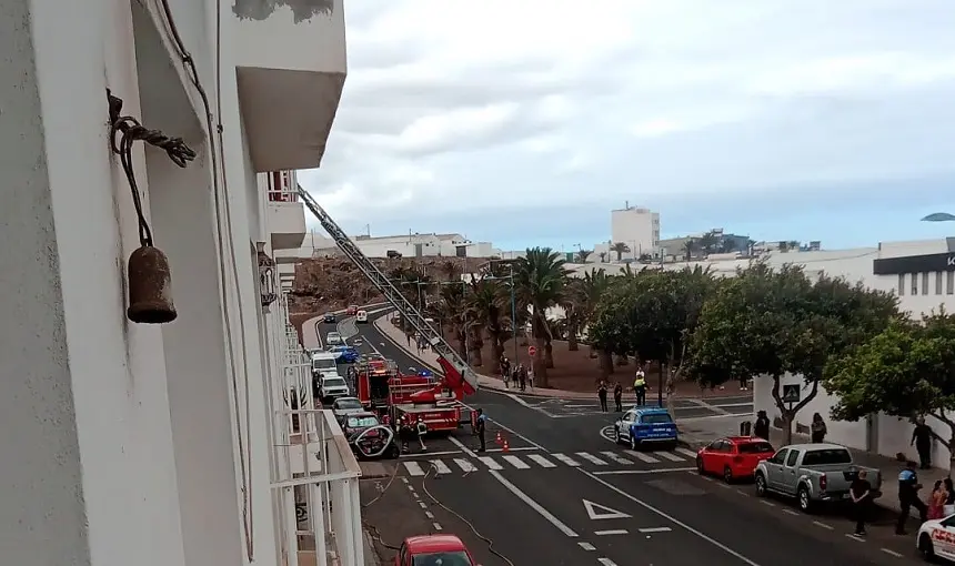 Bomberos y Policía Local durante las maniobras para sofocar el fuego.