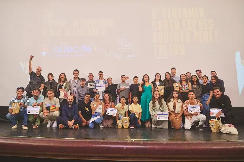 Foto de familia de los participantes en el certamen de cortos.
