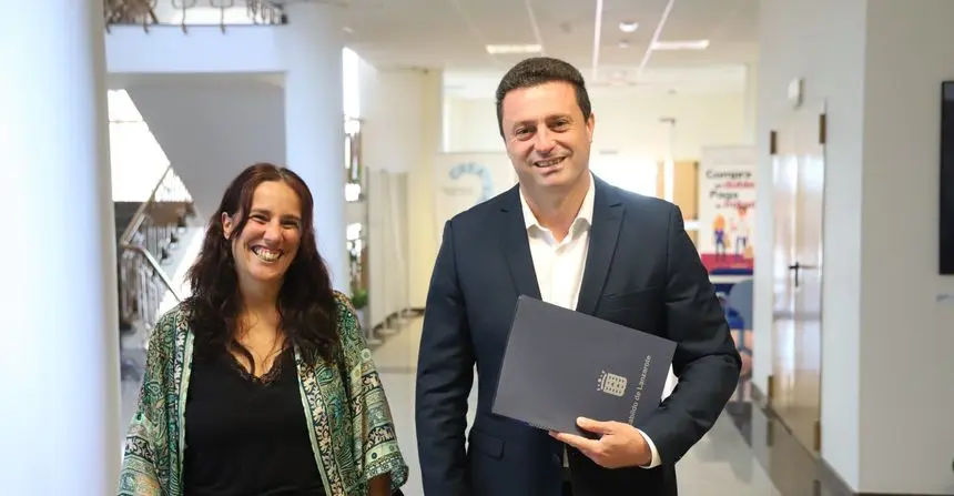 Daisy Villalba y Óscar Noda en los pasillos del Cabildo de Lanzarote.