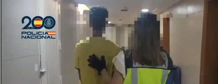 El detenido es trasladado por las dependencias policiales.