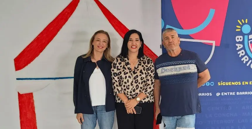 Laura San José, Abigail González y Chalo Frías en el nuevo Centro de Atención Ciudadana de Argana Alta.