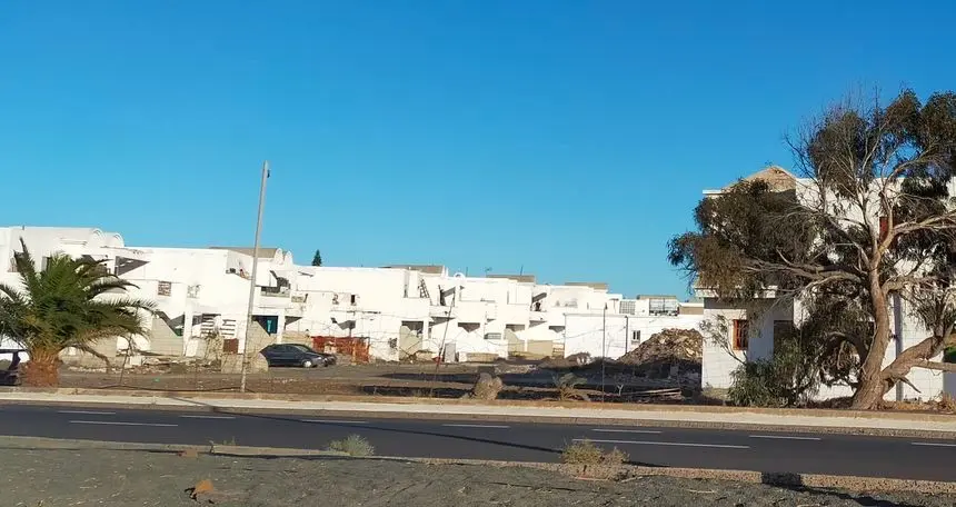 Imagen de la puerta de entrada a la urbanización.