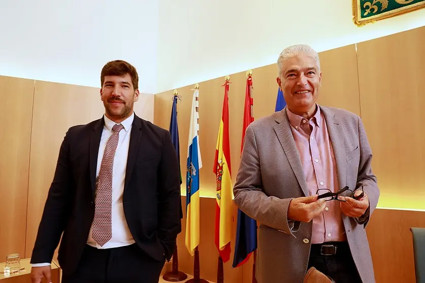 El nuevo concejal Ismael Cruz Ramos junto al alcalde José Juan Cruz Saavedra.
