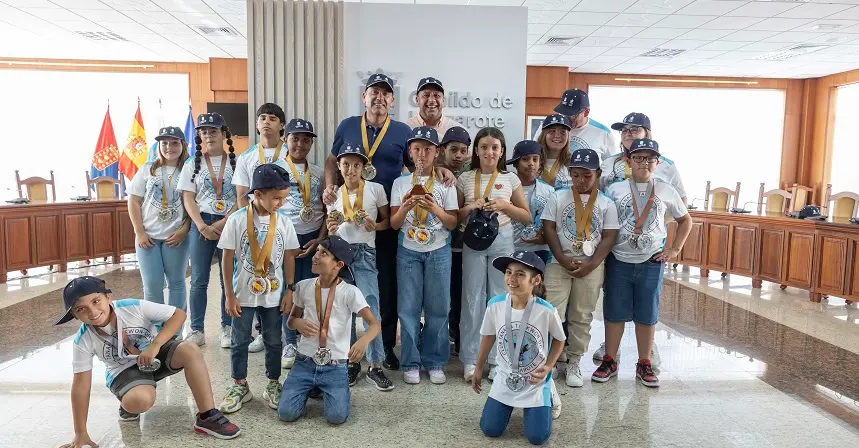 Oswaldo Betancort y Juan Monzón junto a los componentes del Club Tanaga.