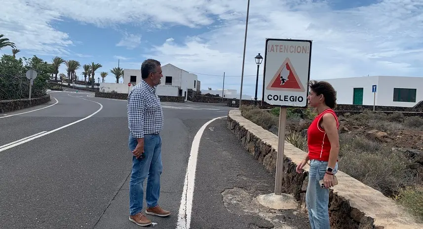 Mateo Ramón y Victoria Jamardo junto a las señales en mal estado situadas en Las Breñas.