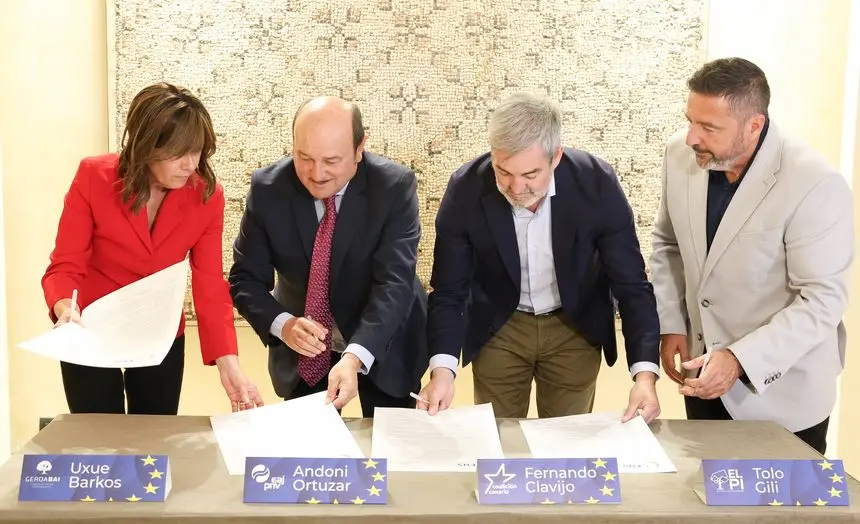 Momento de la firma de la coalición electoral