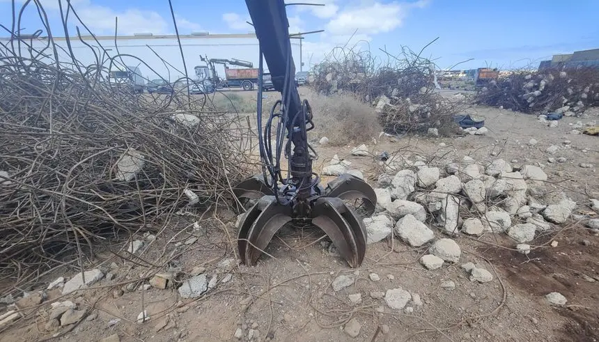Actuación de la Policía Local de Arrecife en materia de medio ambiente. Zona de intervención en la capital de Lanzarote, y material arrojado por la empresa