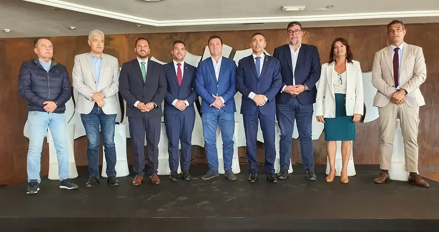 Alcaldes de los siete municipios junto al presidente y vicepresidente del Cabildo de Lanzarote.