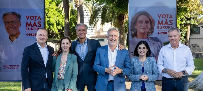 Juan Fernando López Aguilar arropado por los principales dirigentes de su partido.