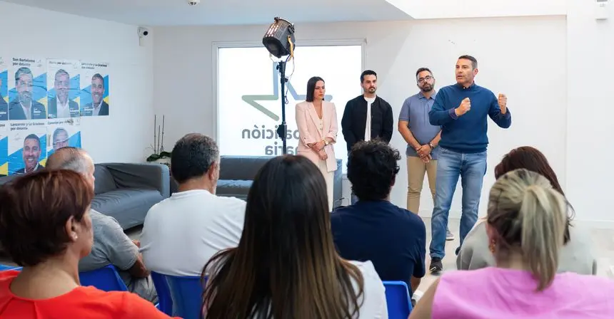 Oswaldo Betancort hablando a sus compañeros de partido en el arranque de la campaña.