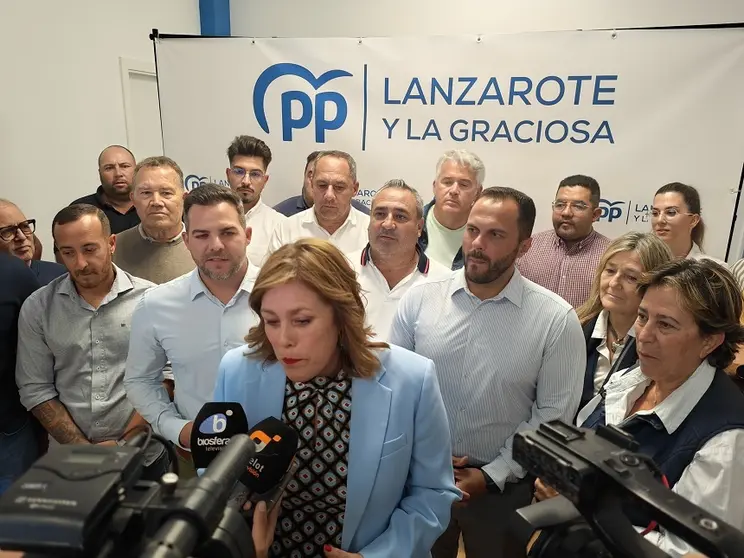 Yonathan de León junto a Astrid Pérez y el resto representantes públicos del PP en Lanzarote.