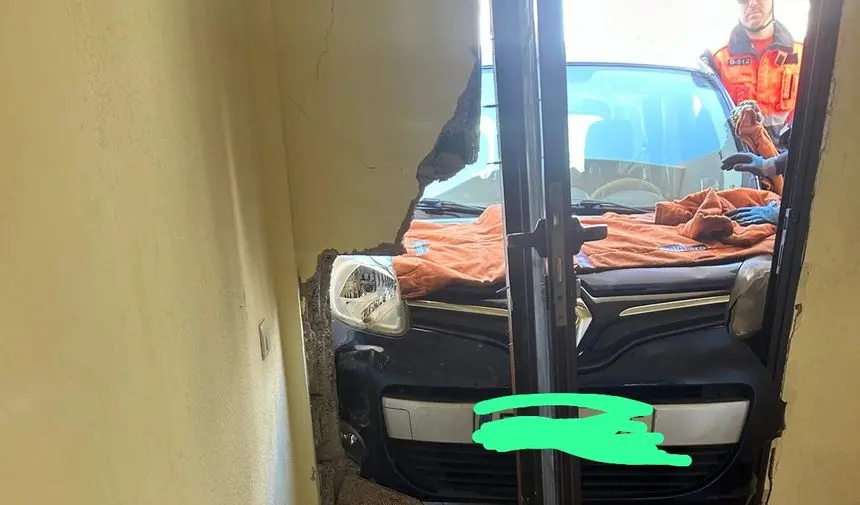 Imagen del coche empotrado contra la fachada