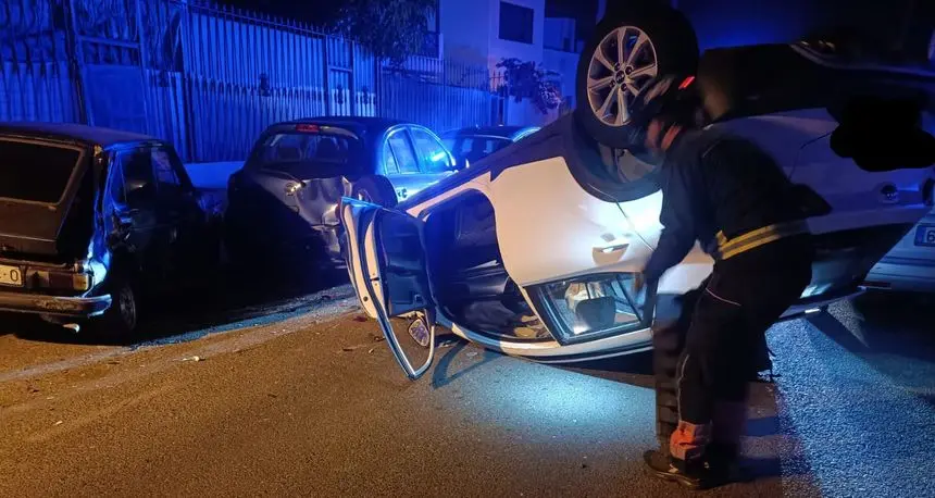 Coches accidentados en la calle Palangre.