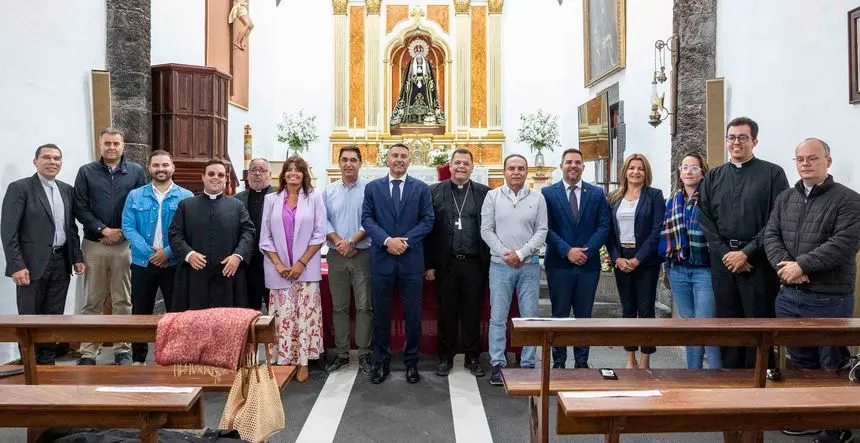 Los representantes del Cabildo y de los ayuntamientos de Tinajo y con las autoridades eclesiásticas de la Isla.