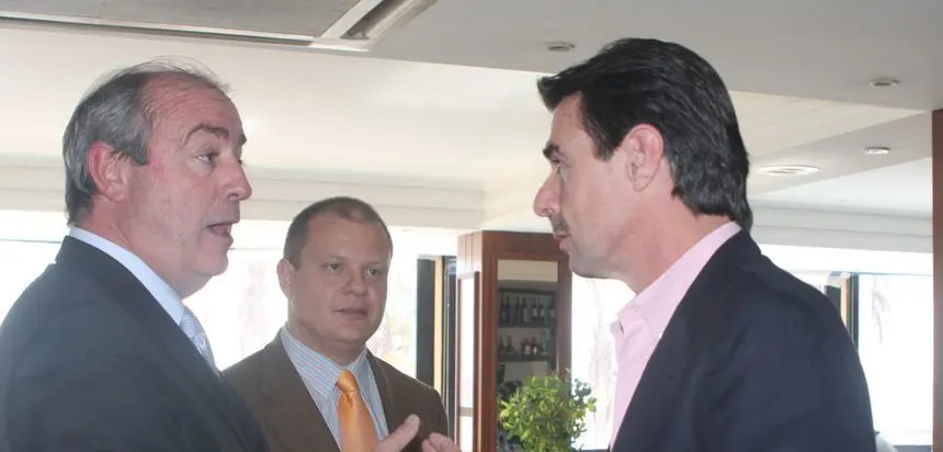 Fernando Figuereo en una imagen de archivo charlando con José Manuel Soria y Sigfrid Soria.