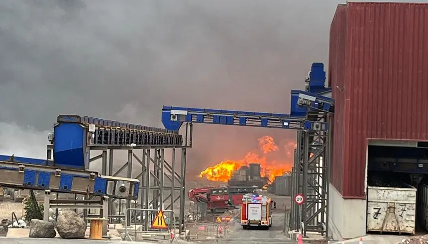 Incendio en el vertedero de Zonzamas.