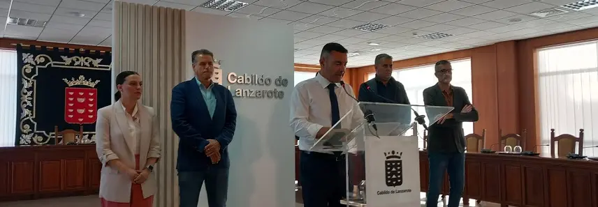 Oswaldo Betancort durante su comparecencia de prensa tras el incendio del vertedero de Zonzamas.