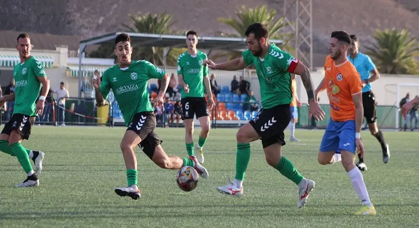 Jugador del Unión Sur Yaiza controlando el balón durante unos de los encuentros.