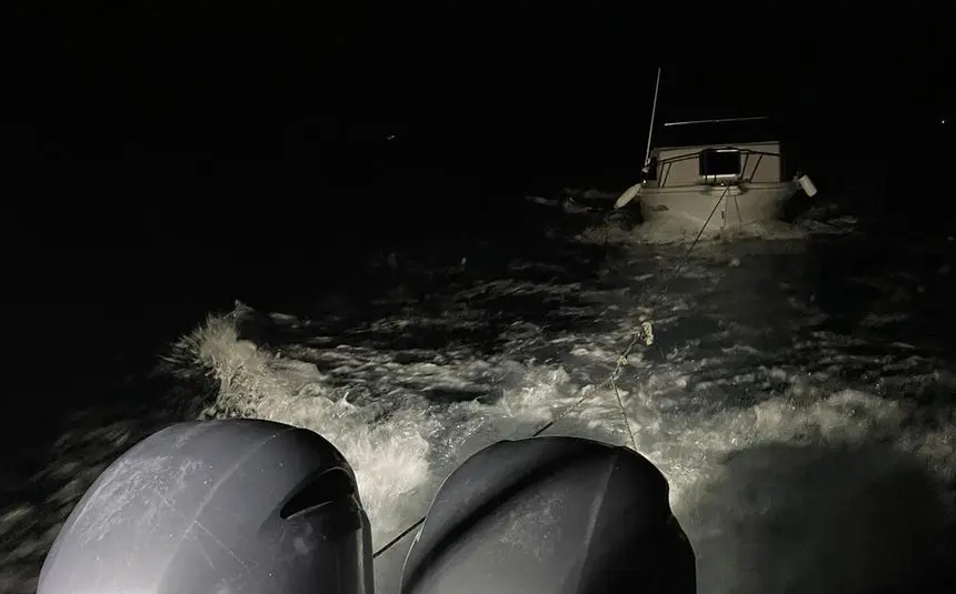 Rescate del ocupante de un barco a la deriva en las inmediaciones de Puerto Calero.