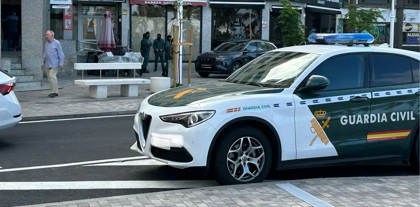 Agentes de la Guardia Civil durante la operación realizada en Arrecife.