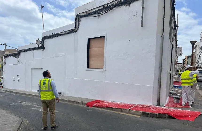 El alcalde de Arrecife presente durante el tapiado y pintado de las vivendas ocupadas de la calle Cienfuegos.