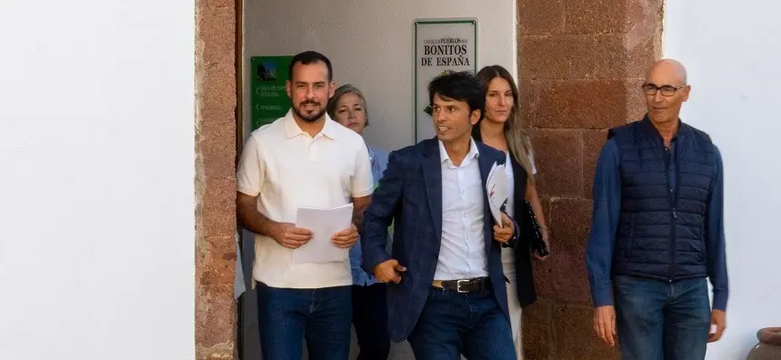 Marcos Bergaz junto a los concejales del PSOE en Teguise.