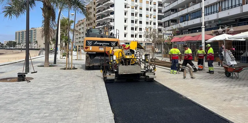 Instalación del nuevo pavimento del carril bici durante esta semana