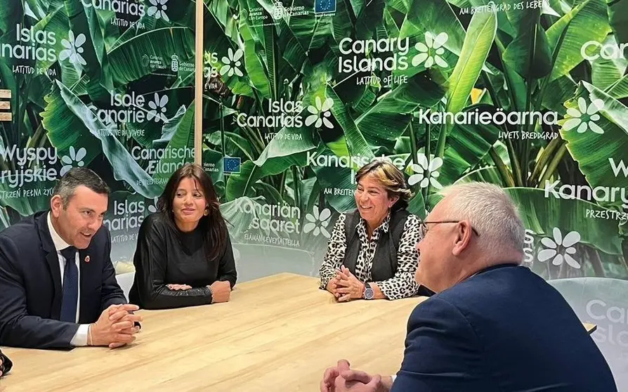 Rita Hernández junto a Oswaldo Betancort y Olivia Duque en una feria turística