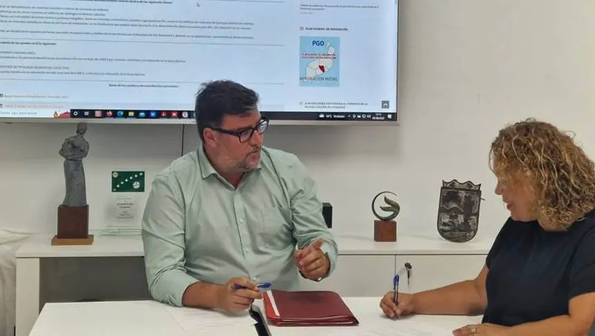 El alcalde de San Bartolomé con la concejal de Urbanismo