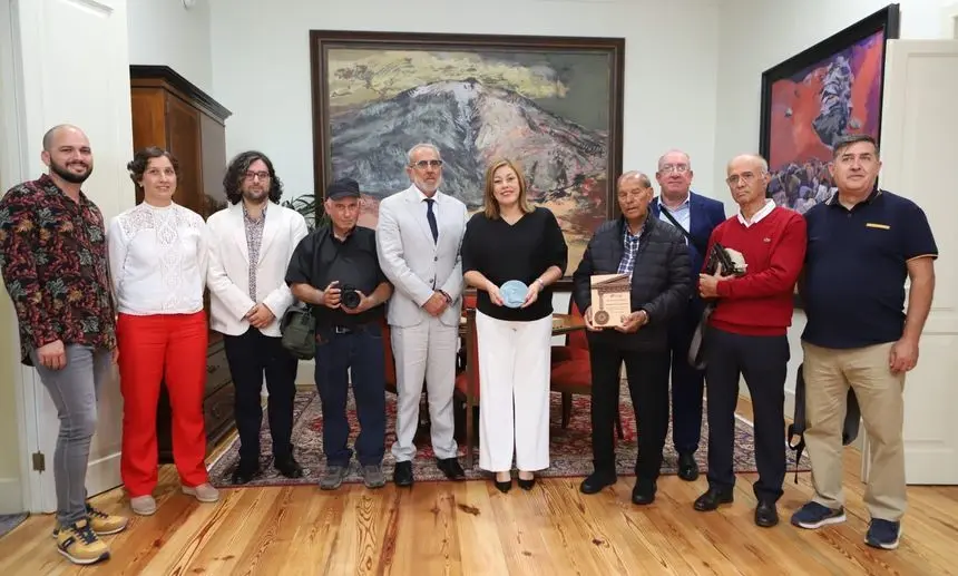 Los Buches en el Parlamento de Canarias con su presidenta, Astrid Pérez