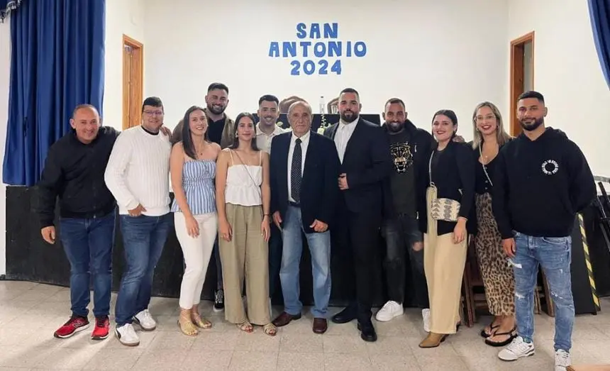 Dimas Martín junto a los integrantes de la Comisión que le elgió como pregonero