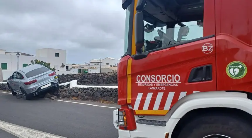 Imagen del coche encima del muro