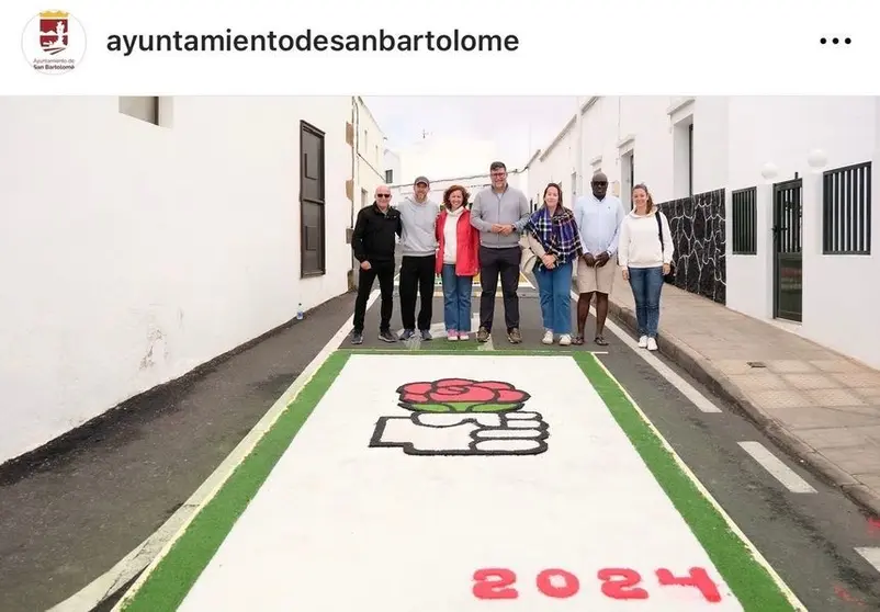 Imagen del alcalde de San Bartolomé y de su grupo de gobierno posando delante de la alfombra de sal del PSOE
