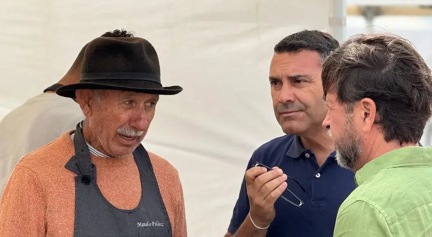 Oswaldo Betancort y Carlos Alonso charlando con un artesano de La Villa este fin de semana
