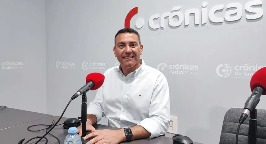 Oswaldo Betancort en el estudio de Crónicas Radio