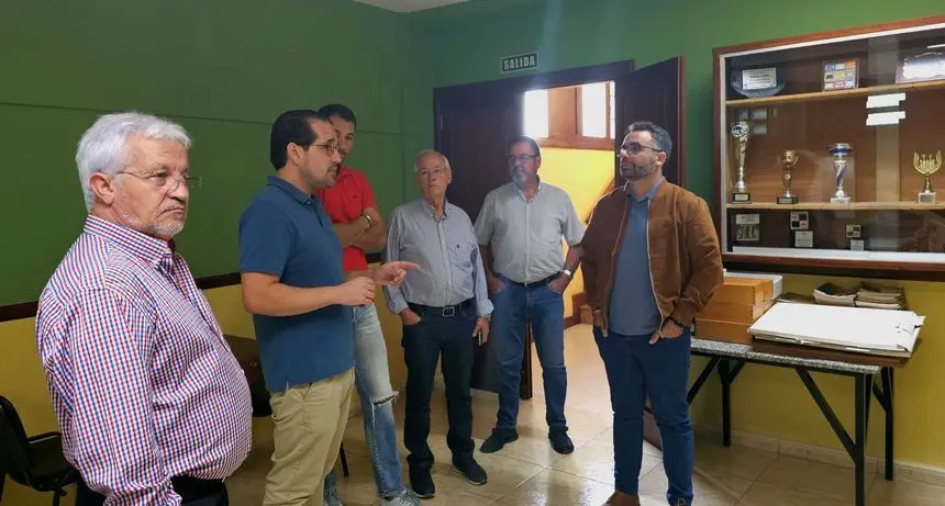 El teniente de alcalde de Arrecife, Echedey Eugenio y el concejala de Juventud y Mayores, Rosmen Quevedo, con la nueva directiva de la Sociedad Democracia (4)