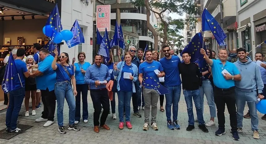 Los representantes del PP en la Calle Real de Arrecife.